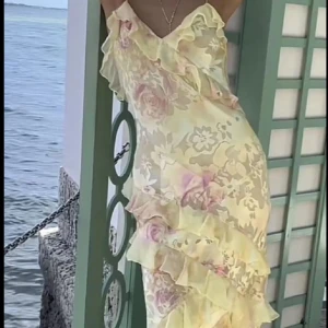 Blommig volangklänning - Säljer denna jätte fin klänning (lånade bilder), endast provad, säljer pga hittade en annan