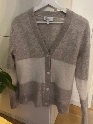 & Other Stories alpacka kofta  - Stickad alpacka kofta från & Other Stories i beige och vitt ☺️☺️ Så fint skick jättemysig utan defekter 