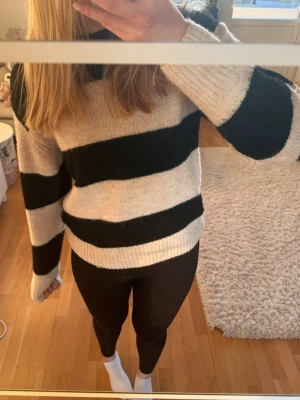 Randig stickad tröja - Stickad tröja som aldrig är använd från ginatricot, i storlek 158/164 men passar mig som brukar ha xs/s