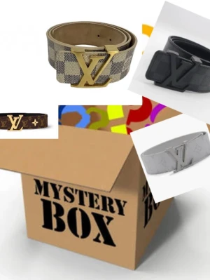 Louis Vuitton bälten mystery box - Mystery box med flera Louis Vuitton bälten i olika färger och mönster. Bältena har den ikoniska LV-loggan som spänne och finns i bland annat rutigt, monogram och enfärgat utförande. Perfekt accessoar för att lyfta din outfit.