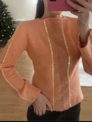 Ljus orange tröja  - Ljus orange ”stickad” tröja, står inte storlek men skulle gissa på XS. Materialet är 80% angora.🧡Paljettdetaljer på