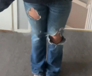 HOLLISTER BLÅA slitna bootcut jeans - Säljer ett par blå bootcut jeans med stora slitningar över låren och knäna, hålen har jag gjort själv. Jeansen har en klassisk femficksmodell och är tillverkade i denim med en tvättad look. Perfekta för dig som gillar en edgy och avslappnad stil. Strl är 27/31