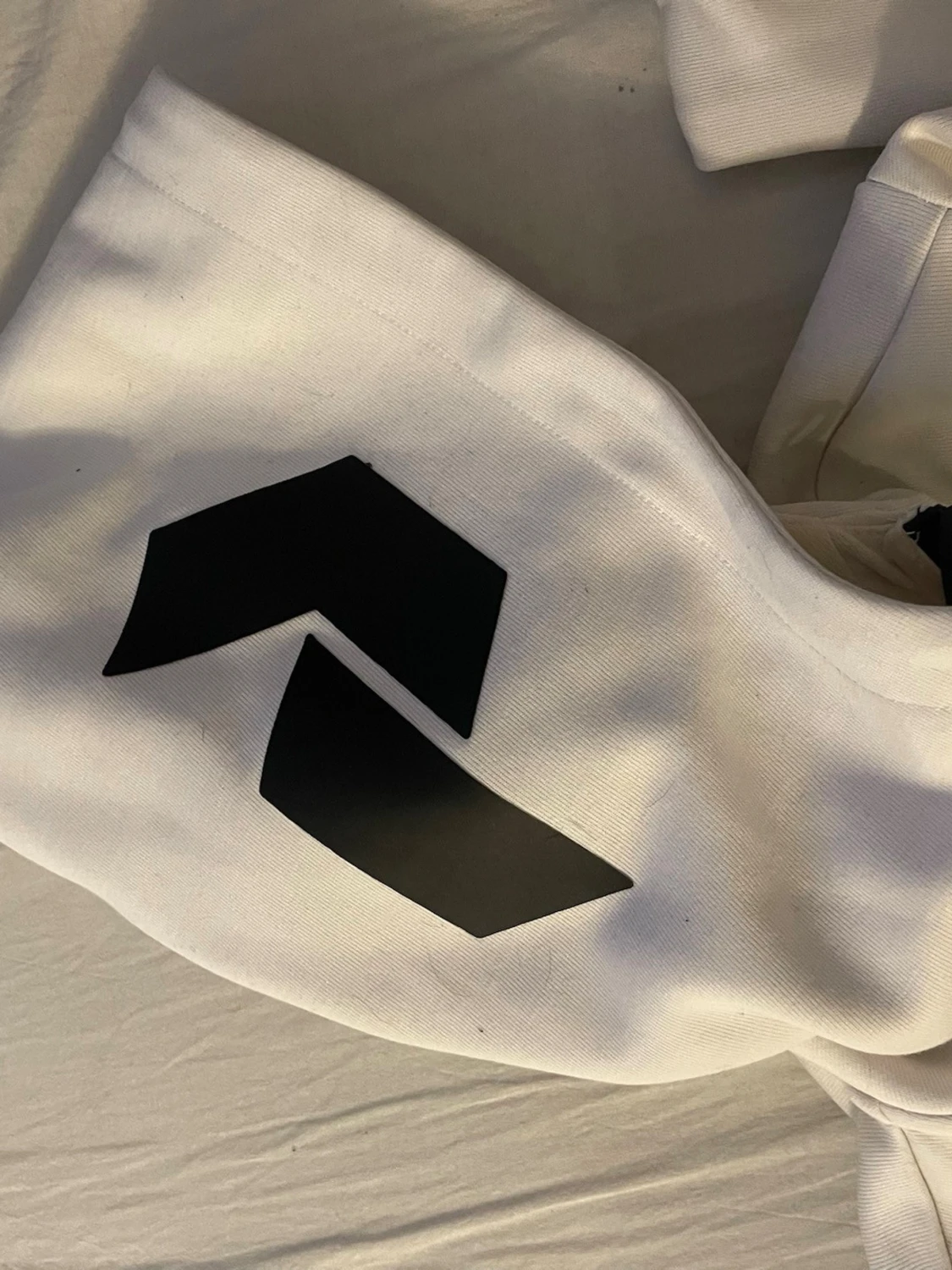 Vit hoodie med svart dragkedja - 1