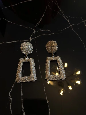 Lyxiga örhängen  - Örhängena är tunga så man får en lyxigare känsla, känns inte plastiga och billiga. 