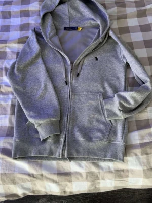 Ralph Lauren Zip Hoodie - Tjena säljer min gråa ralph lauren zip hoodie nu den blivit för liten för mig i armarna. Pris är diskuterbart och hör av er vid frågor👍🏻😉