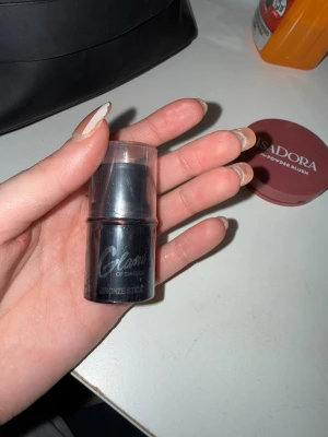 Bronzer stick från Glam of Sweden - Säljer en bronzer stick från Glam of Sweden i en smidig svart plastförpackning med genomskinligt lock. Färgen är varm brun med en krämig formula som är enkel att applicera direkt på huden för en solkysst look.