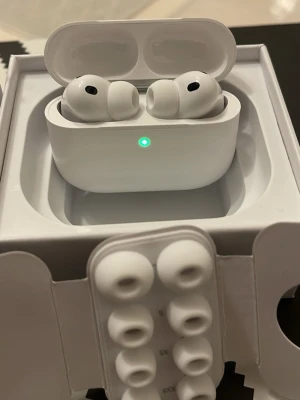 *BEST OFFERT* Apple AirPods Pro 3 med laddningsetui - Säljer ett par vita Apple AirPods Pro 3 med trådlöst laddningsetui. Hörlurarna har in-ear-design och kommer med flera utbytbara silikonpluggar för perfekt passform. Klassisk stilren look i vitt och smidig förvaring i det kompakta etuiet. Perfekt för musik, poddar och samtal. Kontakta endast om du är seriös! Kvitto finns.