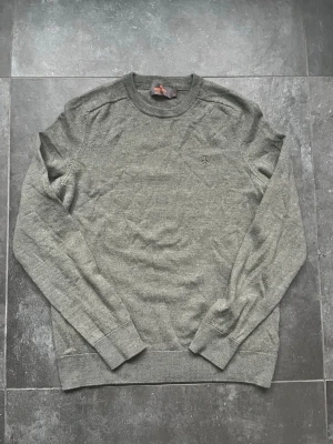 Morris stickad tröja 100% merinoull  - Tjena, säljer nu denna riktigt snygga och populära Morris stickade tröjan som är tillverkad av 100% merinoull, den är i bra skick utöver att den krymt lite i tvätten, hör av er vid frågor och funderingar🙌🤝 