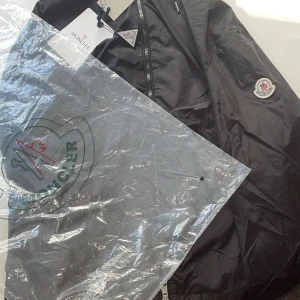 Svart vindjacka från Moncler - Söker byte, ifall någon är sugen på att byta den mot något eller om ni vill köpa den så är det bara att höra av er!
