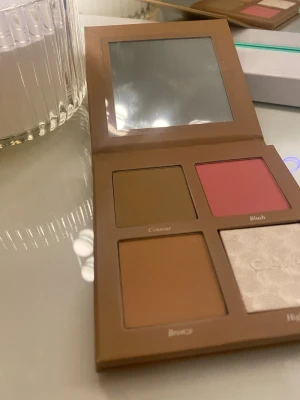 Caia palett sassy - Endast testad, passade inte min hudton ♥️Plasten är kvar på spegeln