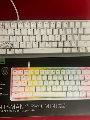 Razer Huntsman V3 Pro Mini tangentbord - Säljer ett Razer Huntsman V3 Pro Mini White Edition, ett kompakt och stilrent gamingtangentbord i vitt med RGB-belysning. Tangentbordet har optiska switchar och är perfekt för e-sport och gaming. USB-anslutning och snygg design i plast. Alla orginal keycaps fås med samt dem på bilden!                                                           ✅Rapid trigger ✅snaptap  ✅ Originalförpackning finns ✅ RGB / Razer Chroma ✅ Kompakt 60% layout