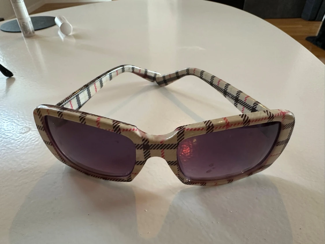 Rutiga solglasögon med lila glas - 1