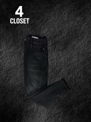 Mörkgrå replay anbass W31 L32  - Snygga mörkgrå jeans ifrån Replay i modellen ”anbass”! Jeansen är i storlek W31/L32. Priset är diskuterbart, kontakta mig för alla frågor och funderingar! ✅🤝