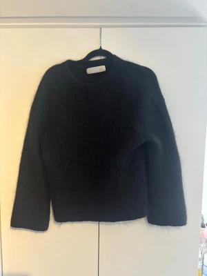 Svart stickad tröja - En svart stickad mohair tröja, inga noppror.💕