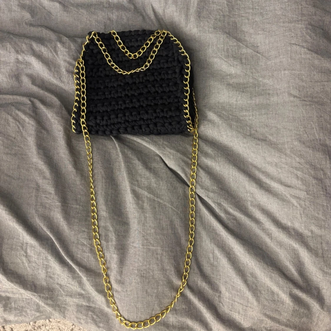 Mörk blå virkad axelväska med guldkedja - 1