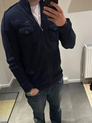 Massimo Dutti kofta med zip | M - Riktigt skön kofta med zip från Massimo Dutti | mycket fint skick och inga defekter | skriv om du undrar över något 