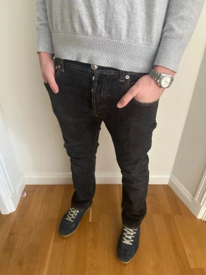 Mörkblå Jacob Cohen Jean.  - Säljer ett par mörkblå jeans från Jacob Cohen med snygga kontrastsömmar och klassisk femficksdesign. Jeansen har en slim passform och är perfekta för dig som gillar en stilren och enkel look. .