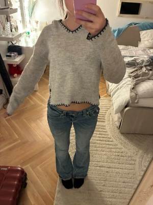 Grå tröja som är jätte söt o skön - Säljer en grå  stickad tröja med mörkblå ditaljer, passar perfekt för jeans och kjolar 