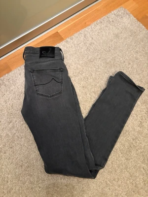 Jacob Cohen jeans  - Passar storlek 165cm typSäljer ett par svart gråa jeans från Jacob Cohen med klassisk femficksdesign och svart patch bak i midjan. Jeansen har smal passform och är tillverkade i mjukt denimtyg som ger en snygg siluett. Perfekta till en avslappnad streetstyle-look. Ä