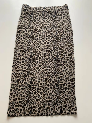 Leopardmönstrad kjol The Black Label - Säljer en snygg leopardmönstrad kjol från The Black Label Collection i beige och svart. Kjolen har en rak passform och är i mjukt material som känns skönt mot huden. Perfekt för dig som vill sticka ut lite extra.