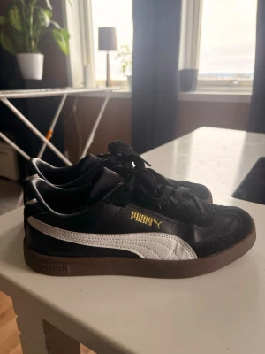 Svarta Puma skor - Svarta Puma sneakers. I mycket gott skick, endast använd fåtal gånger då dom är för små för mig. Nypris: 700kr. 