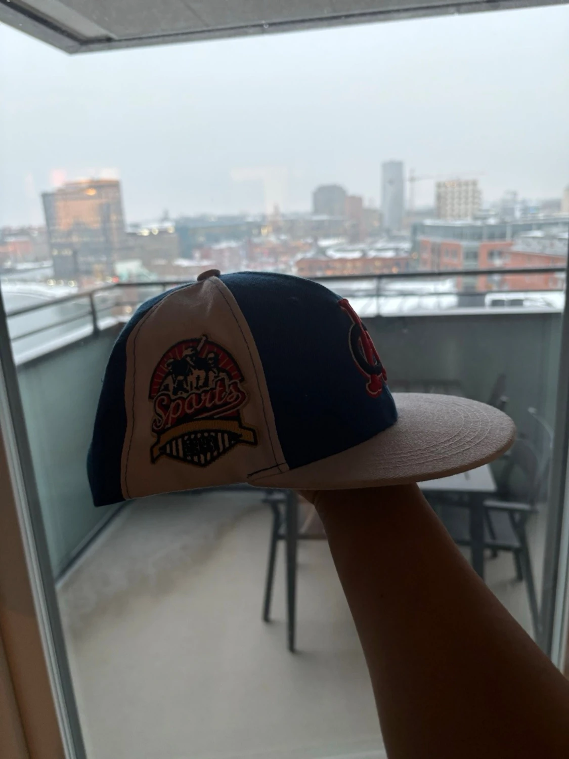 Blå och vit snapback keps med brodyr - 1