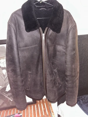 Svart skinnjacka från Dondup - Snygg svart skinnjacka från Dondup med mjuk, fluffig krage och foder. Jackan har dragkedja framtill och två snedställda fickor. Perfekt för dig som vill ha en stilren och tidlös look med en lyxig känsla.