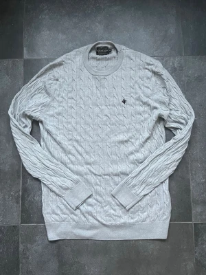 Morris kabelstickad tröja  - Tjena, säljer nu denna riktigt snygga och populära Morris kabelstickade tröjan, den är i mycket bra skick i materialet men har tyvär fått 3 väldigt små fläckar, storlek XL men passar mer än L, hör av er vid frågor och funderingar🙌🤝 