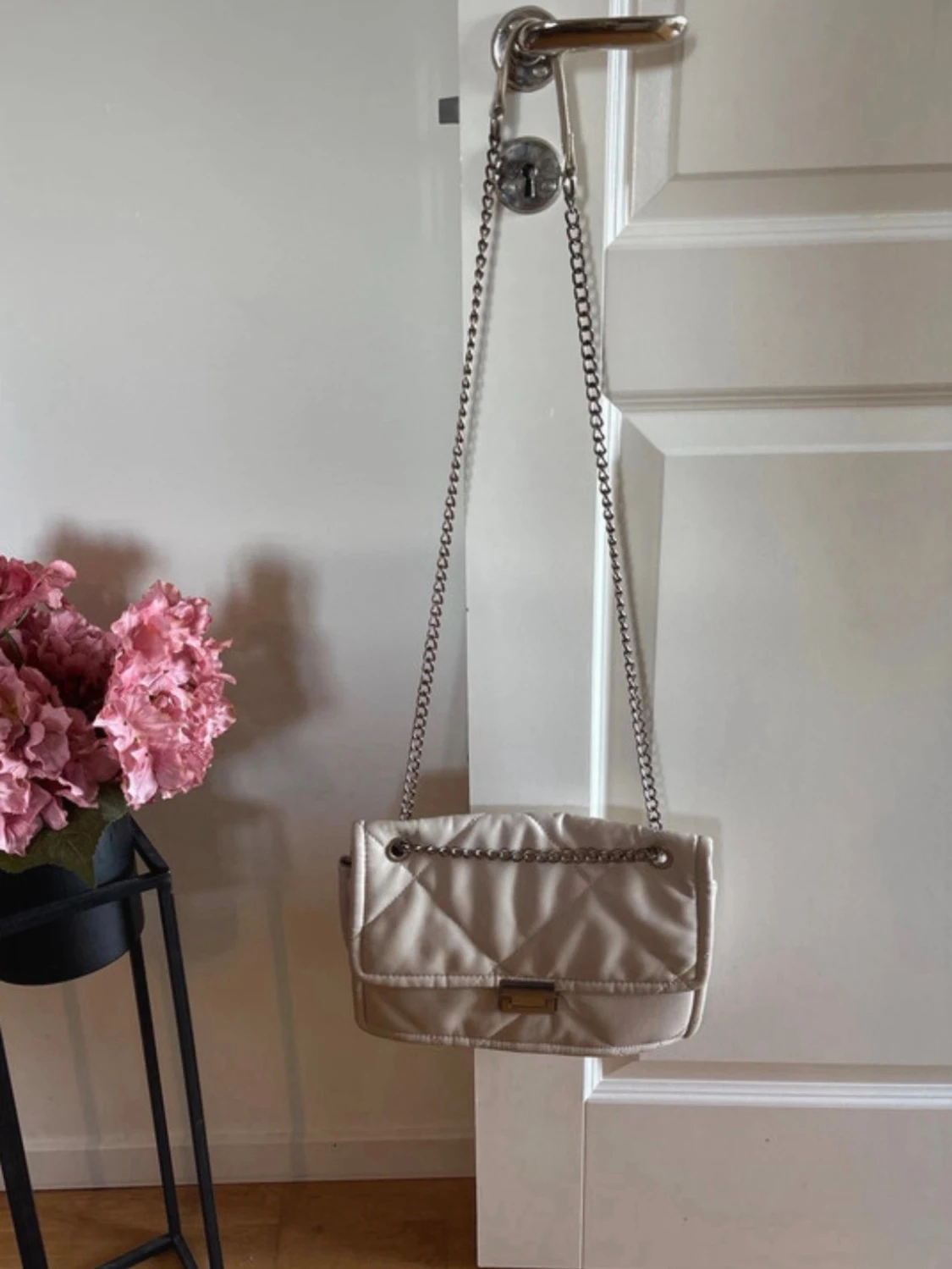 Beige quiltad axelväska med kedja