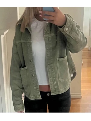 Jeansjacka från Zara - Säljer en jättesnygg grön jeansjacka från Zara eftersom att jag har två likadana🥰🥰 Perfekt till sommaren och passar till allt!!❤️
