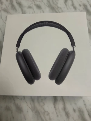 Apple AirPods Max hörlurar svart - Snygga Apple AirPods Max i svart med over-ear design och mjuka öronkuddar i mesh-tyg.