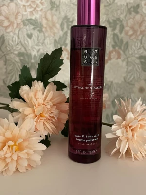 Rituals The Ritual of Yozakura mist - En elegant hår- och kroppsmist från Rituals, The Ritual of Yozakura. 50 ml. Doften är inspirerad av yoshino cherry och ger en fräsch, blommig känsla. Perfekt för dig som gillar lätta och fruktiga parfymer.