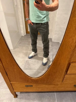 Replay jeans  - Ett par snygga byxor från Replay i storlek W32 L34 i modellen Anbbas 