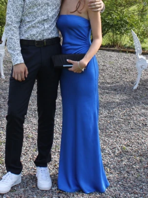 Blå axelbandslös långklänning - Säljer min så fina balklänning! Använd endast en gång och har inga synliga defekter. Nypris 1500kr! Skriv gärna om du har frågor 🥰pris kan diskuteras vid snabb affär