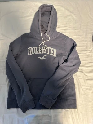 Hollister hoodie - Säljer nu denna ljusblå/grå hollister hoodie i storlek S som är i fint skick och passar alla outfits! Skriv till mig om ni har några frågor eller funderingar🙌🌟🤝