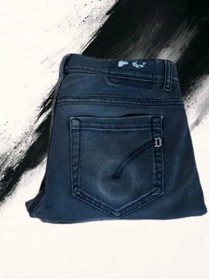 Dondup George  - Ett par feta dondup jeans. Mörk gråa i storlek 31. Med ett litet hål mellan bena som man inte ser