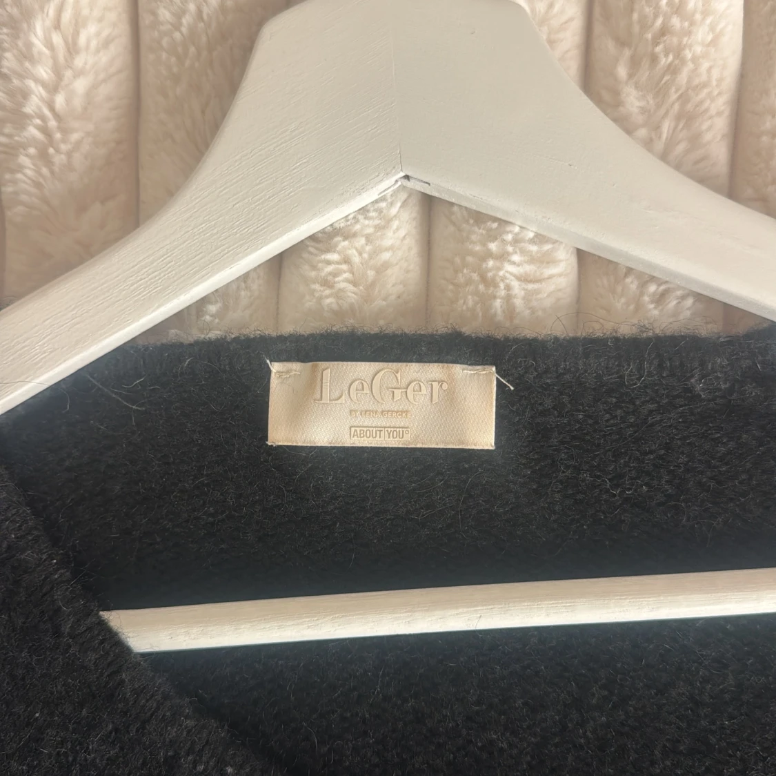 Svart stickad tröja med asymmetrisk hals - 3