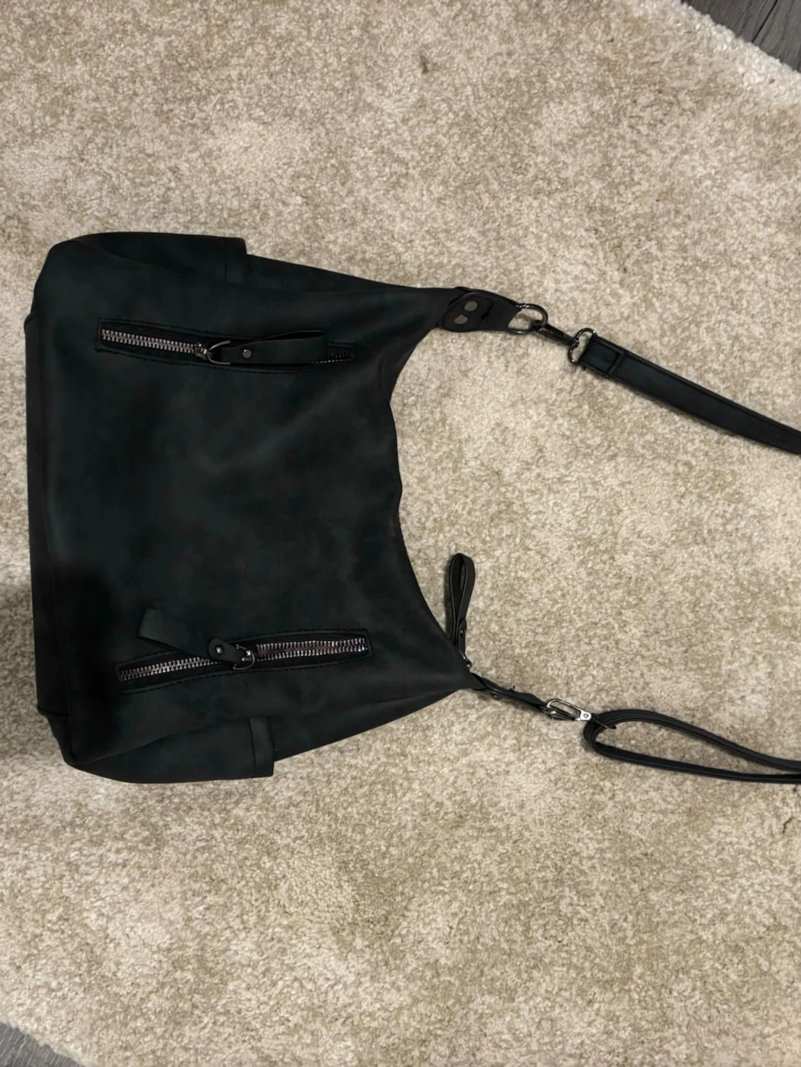 Svart axelväska med dragkedjor