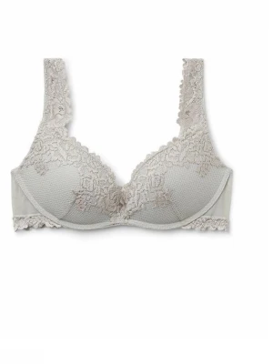 Vit/grå Intimissimi bh  - Elegant vit bh med vacker spetsdetalj över kuporna och breda axelband. Bh:n har bygel och dekorativ spets även längs kanterna. Perfekt för dig som gillar en feminin och klassisk stil.
