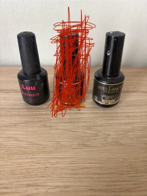 Nagel prepp - Primer från Luu nails och ph bonder från missfancy. Det är mer än 50% kvar i båda. Går att köpa för sig men hör av er först isf! 