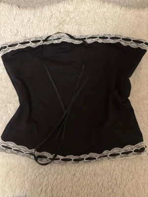 Gullig svart topp - Enkel topp med dragkedja vid sidan bara testat men inte tagit på mig den.