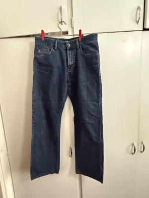 Blå raka jeans med fem fickor- Gant, W31-L 32 - Klassiska blå jeans med rak passform och fem fickor. Jeansen har normal midja, bälteshällor och knappgylf. Tillverkade i denim med en snygg tvättad look. Perfekta för en avslappnad och stilren outfit.