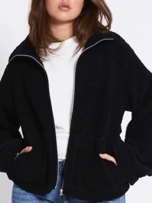 Svart teddyjacka - Knappt använd, inga defekter. Nyskick! Och så användbar! Har en liknande därav säljs den.