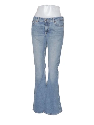 Ljusblå bootcut jeans från Replay - Säljer ett par ljusblå bootcut jeans från Replay med klassisk femficksmodell och låg midja. Jeansen har utsvängda ben.