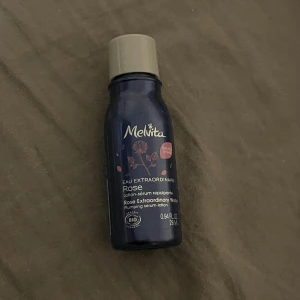 Mellvita Rose Extraordinary Water - En liten flaska toner från Mellvita med rosenvatten. Flaskan är mörkblå med beige skruvkork och har tryck i vitt och rosa samt blommotiv. Perfekt för dig som vill ha en återfuktande och fräsch bas i din hudvårdsrutin. Ca halva kvar.