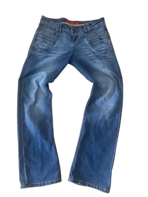 Denim QS - Abby jeans Low straight - Jeansen har raka ben och flera coola fickdetaljer, inklusive dragkedja på både framfickorna. Jeansen sitter perfekt över skorna och har en riktigt snygg passform. Byxorna är L32 och W40, men midjan sitter mer som storlek 32, då de passar mig perfekt. Har använts 1 gång, Kom privat för fler frågor! 