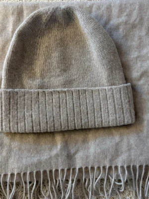 100% kashmir mössa & halsduk  - Halsduk & mössa i unisex Material: 100% kashmir  Skick: Ny Nypris: 1250 kr Färg: Beige