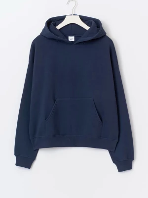 Mörkblå hoodie  - En enkel och stilren mörkblå hoodie från gina 