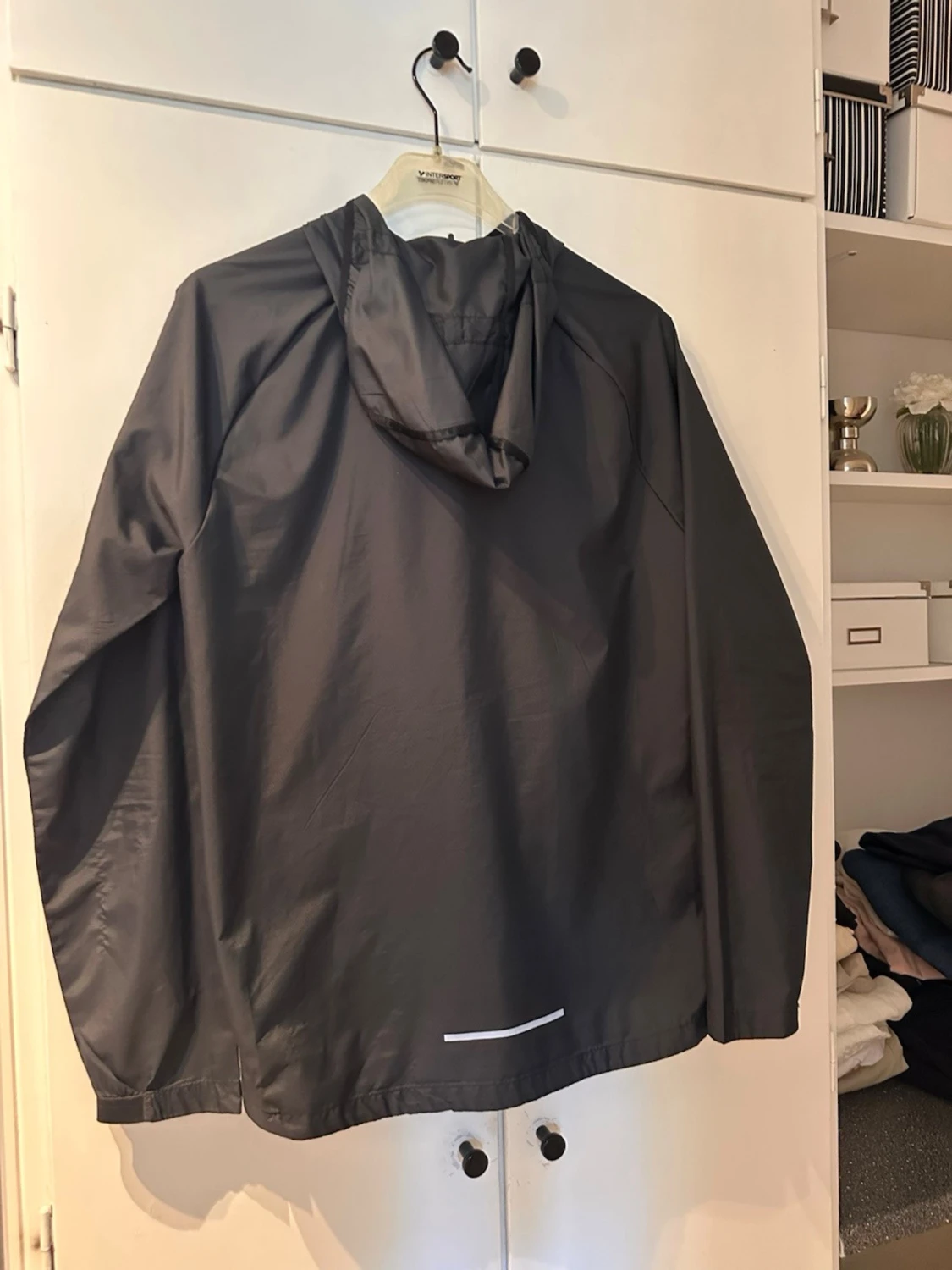 Svart vindjacka från Nike med huva - 1