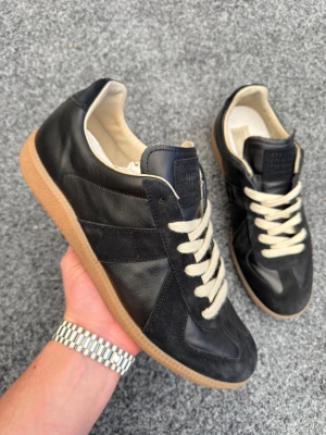Maison margiela 43 - Säljer dessa sjukt feta och eftertraktade maison margiela gats. Självklart äkta! Size 43. Kvitto finns. 2 dustbags ingår i köpet. Nypris ca 7000kr. Hör av dig vid frågor eller andra funderingar 💯